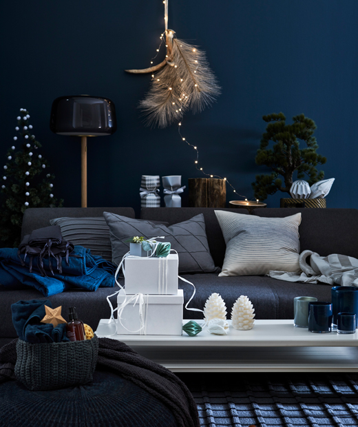 Стая в синьо с диван, маса и подаръци на нея